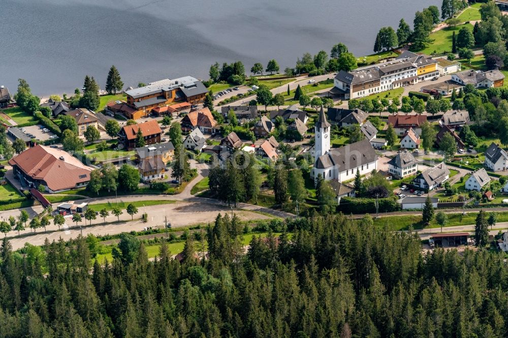 Titisee-Neustadt from the bird's eye view: Village on the banks of the area lake in Titisse Ferienort in Suedschwarzwald in Titisee-Neustadt in the state Baden-Wuerttemberg, Germany