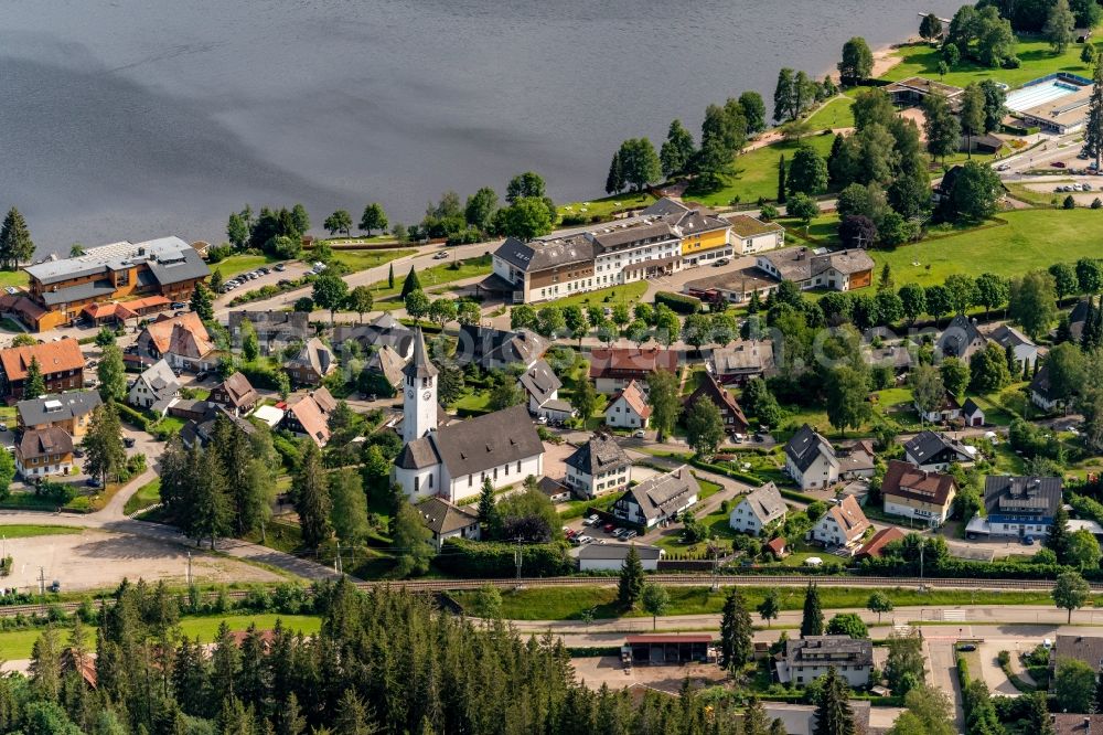 Aerial image Titisee-Neustadt - Village on the banks of the area lake in Titisse Ferienort in Suedschwarzwald in Titisee-Neustadt in the state Baden-Wuerttemberg, Germany