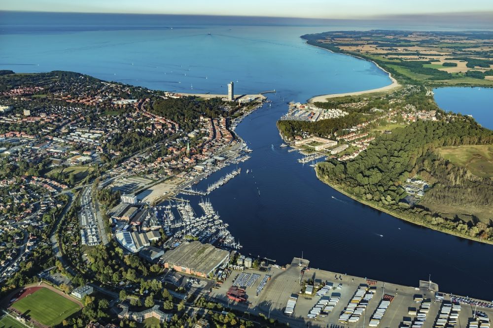 Aerial photograph Alt Travemünde - Village on the banks of the area Trave - river course in Alt Travemuende in the state Schleswig-Holstein, Germany