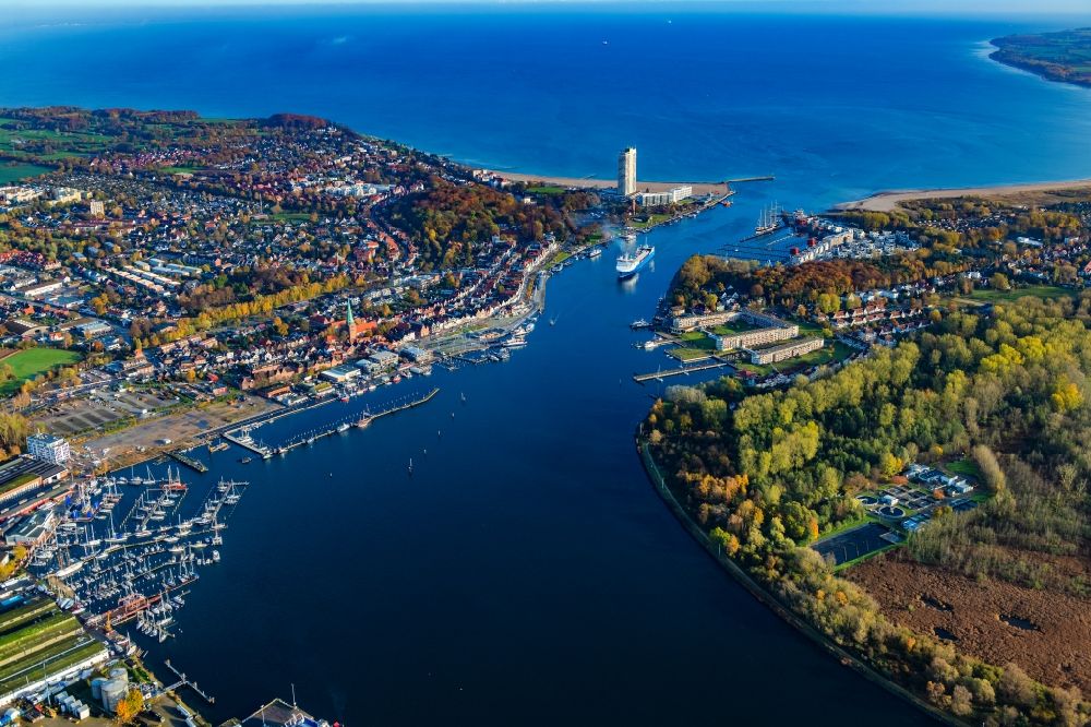 Aerial photograph Lübeck - Village on the banks of the area Trave - river course in Alt Travemuende in the state Schleswig-Holstein, Germany