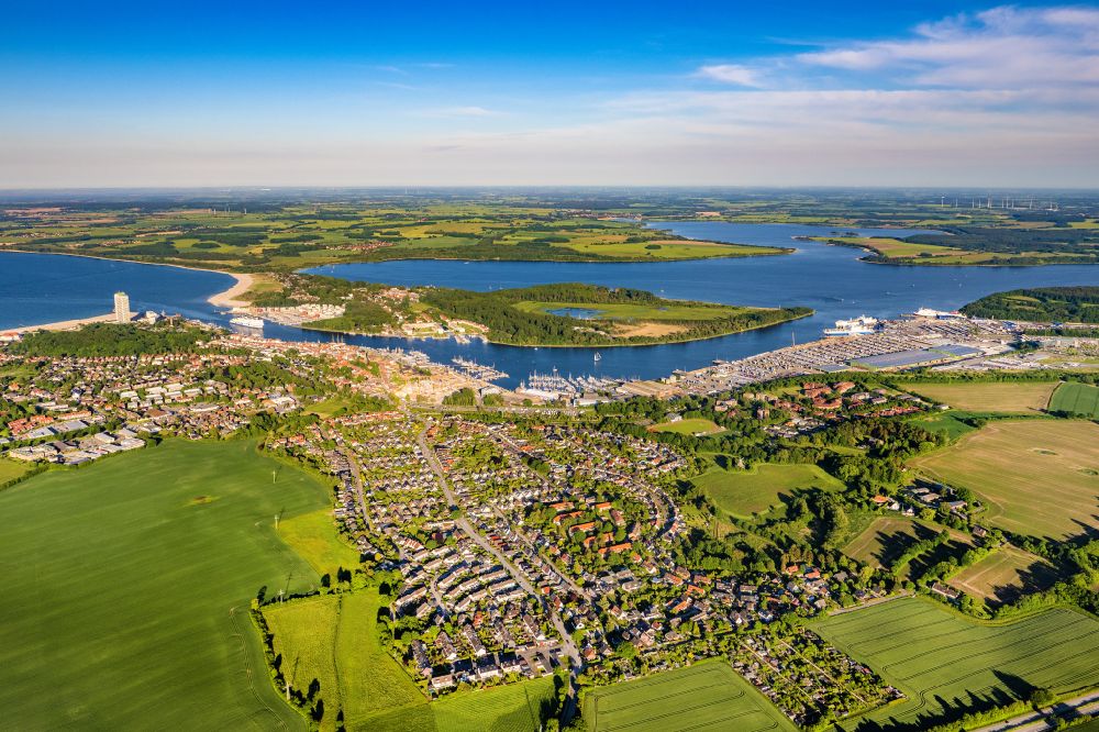 Aerial photograph Travemünde - Village on the banks of the area Trave - river course in Alt Travemuende in the state Schleswig-Holstein, Germany