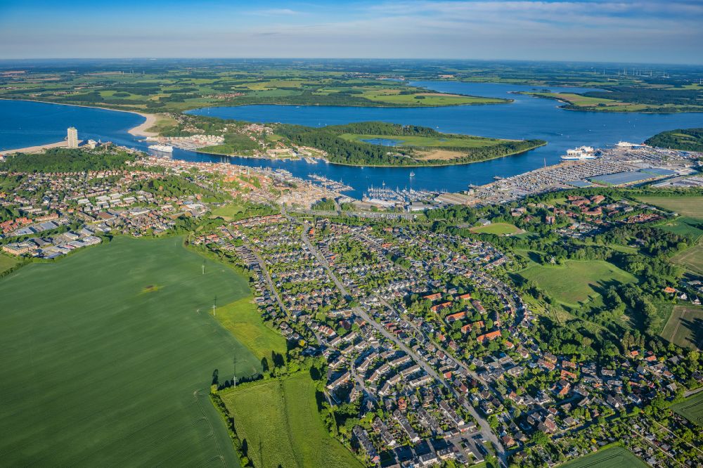 Travemünde from the bird's eye view: Village on the banks of the area Trave - river course in Alt Travemuende in the state Schleswig-Holstein, Germany