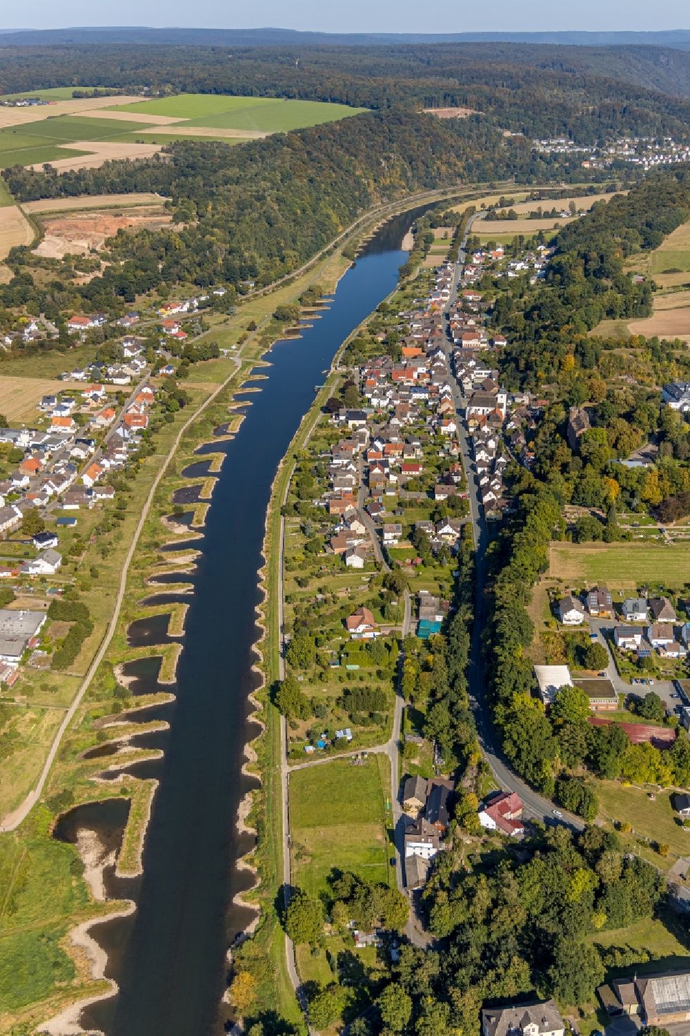 Herstelle from the bird's eye view: Village on the banks of the area Weser - river course in Herstelle in the state North Rhine-Westphalia, Germany