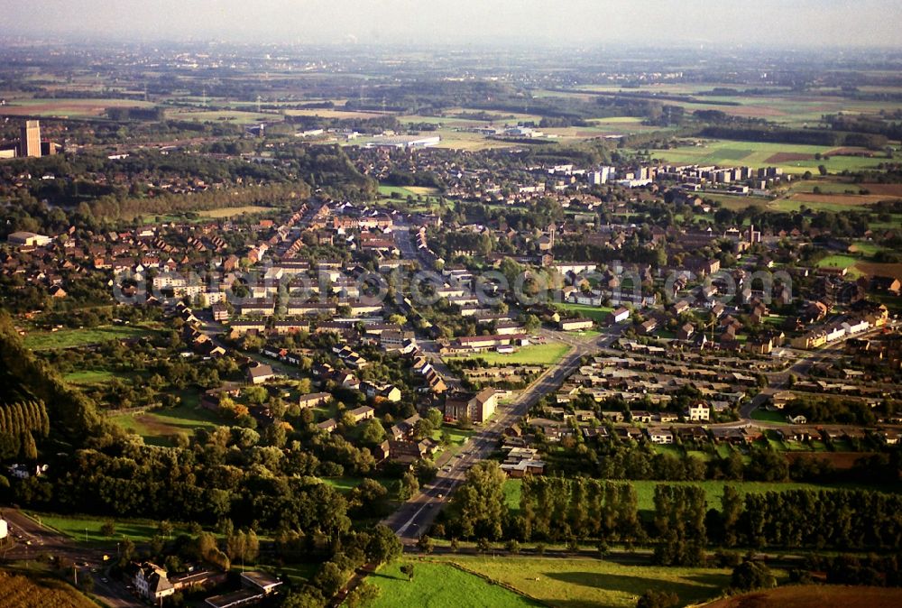 Kamp-Lintfort from the bird's eye view: In the district Geisbruch in Kamp-Lintfort in the state North Rhine-Westphalia, Germany
