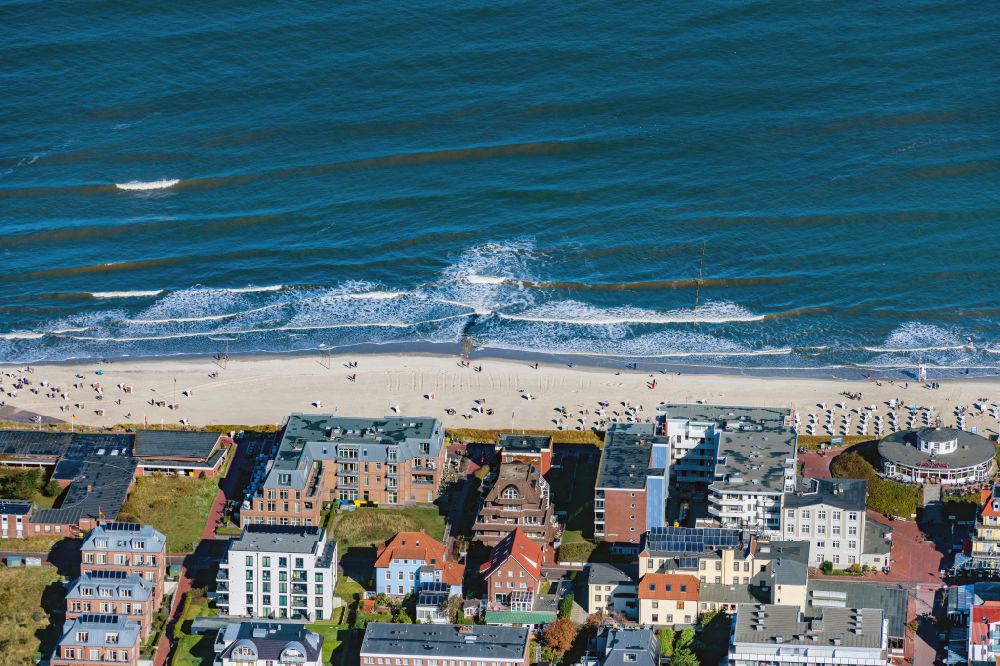 Wangerooge from above - View of the main beach along the seafront of the village of Wangerooge on the island of the same name in the Wadden Sea of the North Sea in the state of Lower Saxony. Wangerooge is the Eastern-most inhabited of the East Frisian Islands. It has a sand beach and is a spa resort