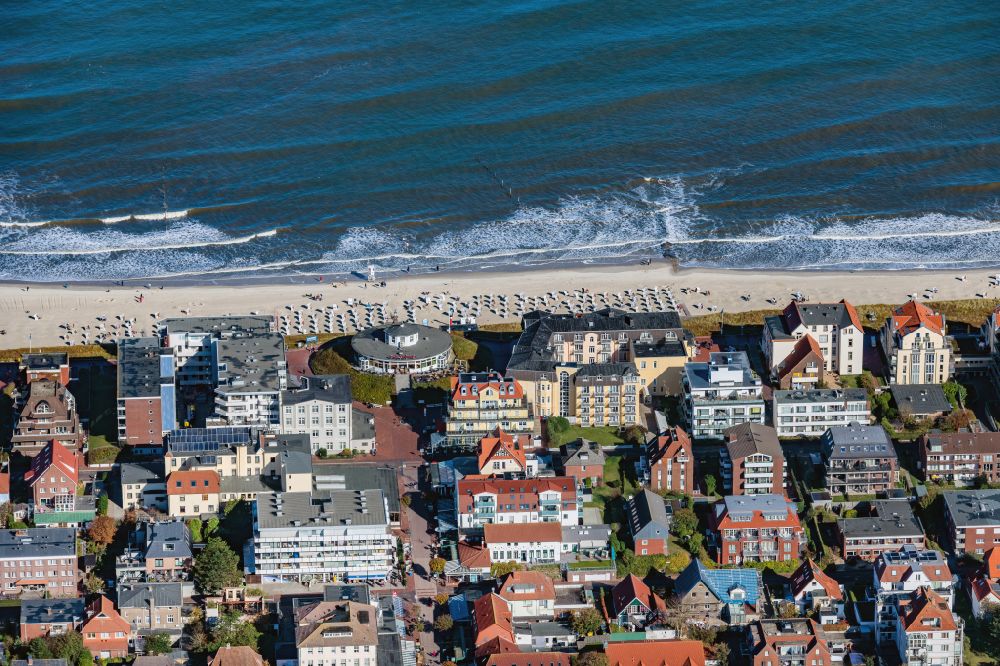 Wangerooge from the bird's eye view: View of the main beach along the seafront of the village of Wangerooge on the island of the same name in the Wadden Sea of the North Sea in the state of Lower Saxony. Wangerooge is the Eastern-most inhabited of the East Frisian Islands. It has a sand beach and is a spa resort