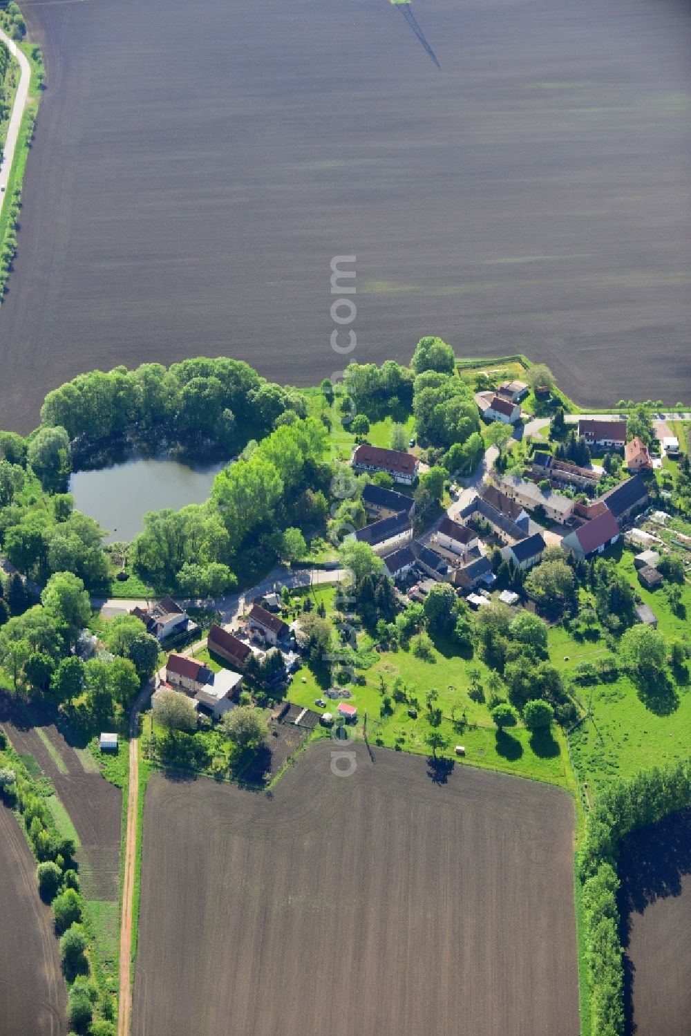 Aerial image Elsteraue - View of the Krimmitzschen part of the locality of Rehmsdorf in Elsteraue in the state of Saxony-Anhalt. The borough and municipiality Elsteraue is located on Weisse Elster river in the Burgenland county district. Krimmitzschen consists of agricultural land, estates and a small pond