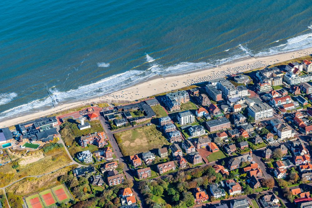 Aerial image Wangerooge - View of the main beach along the seafront of the village of Wangerooge on the island of the same name in the Wadden Sea of the North Sea in the state of Lower Saxony. Wangerooge is the Eastern-most inhabited of the East Frisian Islands. It has a sand beach and is a spa resort
