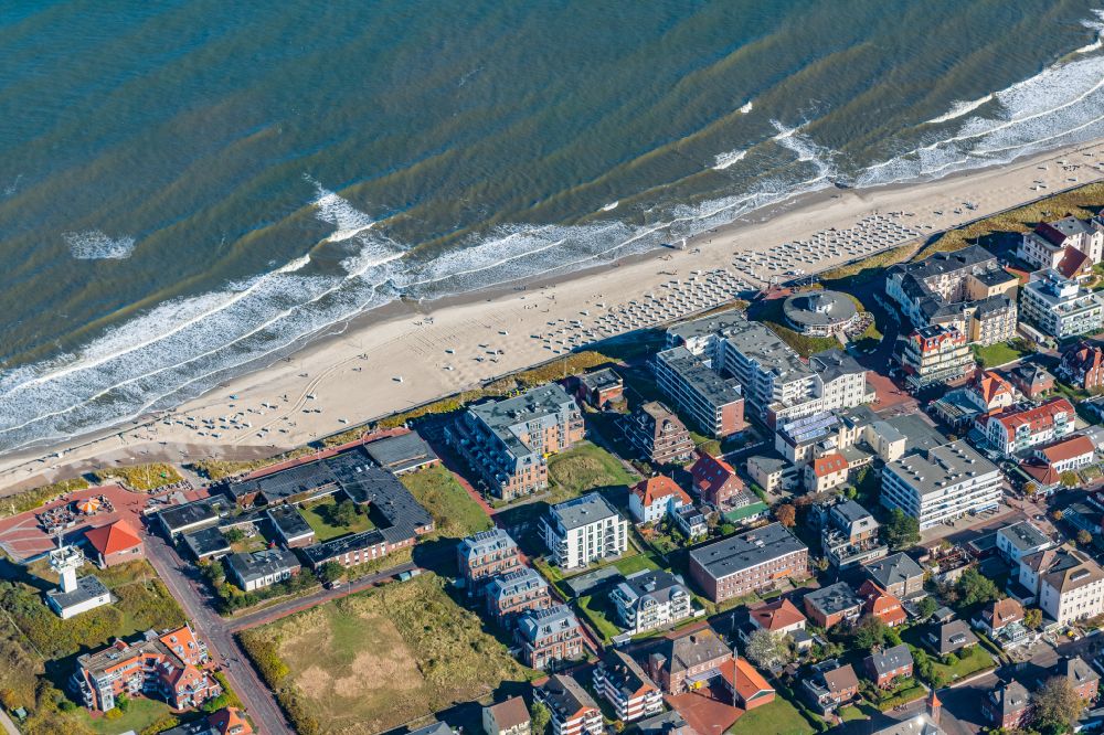 Aerial photograph Wangerooge - View of the main beach along the seafront of the village of Wangerooge on the island of the same name in the Wadden Sea of the North Sea in the state of Lower Saxony. Wangerooge is the Eastern-most inhabited of the East Frisian Islands. It has a sand beach and is a spa resort