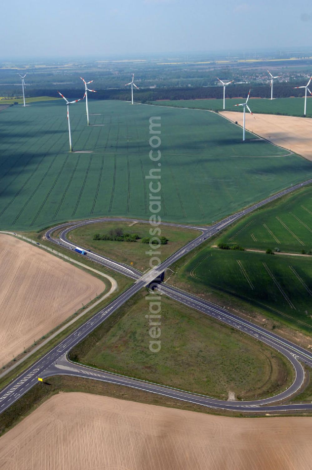 Aerial photograph SEELOW - Blick auf die Ortsumfahrung der Bundesstrasse B 1 westlich von Seelow. Landesbetrieb Straßenwesen Brandenburg (