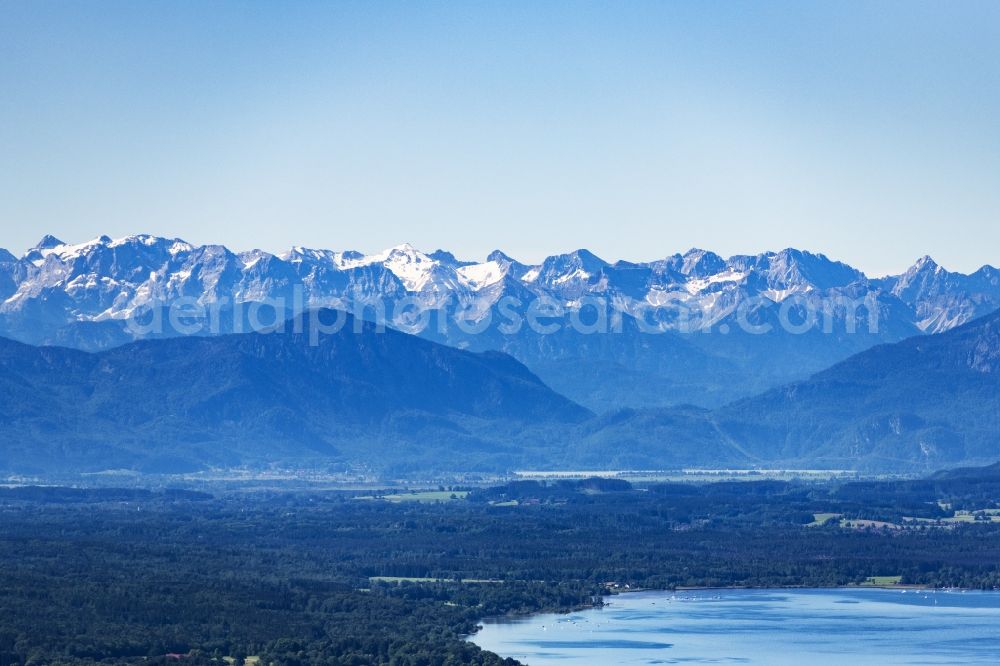 Aerial photograph Münsing - Riparian areas on the lake area of Starnberger See with Blick in die Alpen in Muensing in the state Bavaria, Germany