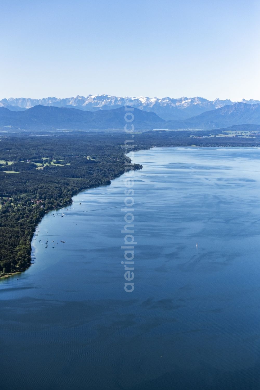 Münsing from the bird's eye view: Riparian areas on the lake area of Starnberger See with Blick in die Alpen in Muensing in the state Bavaria, Germany