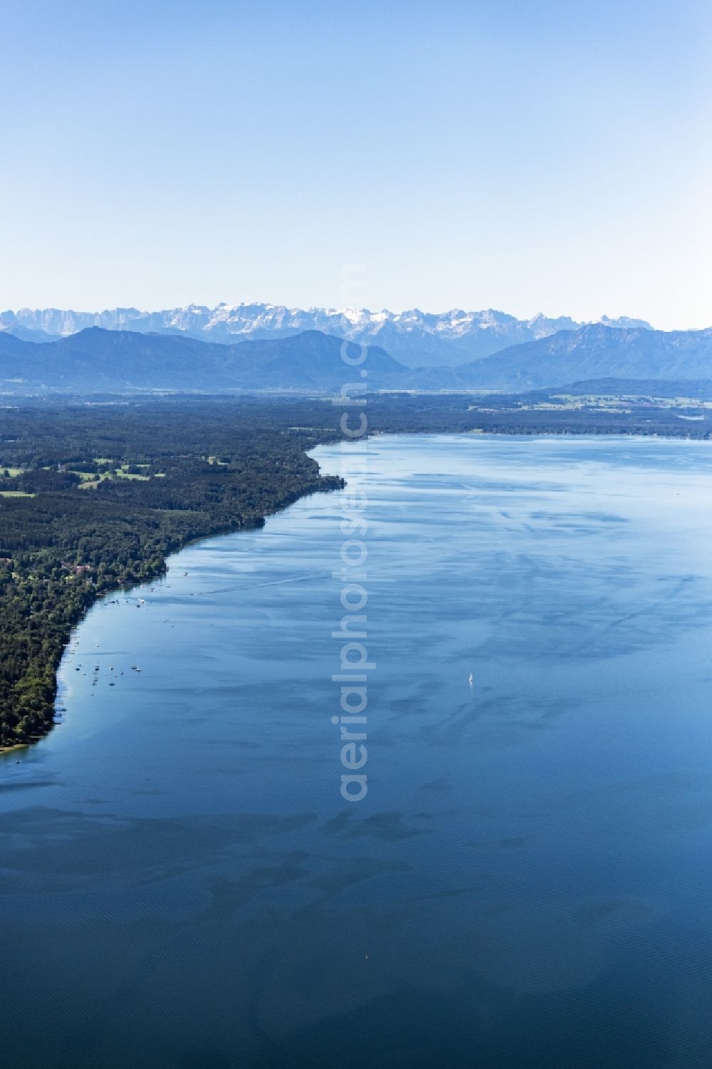 Aerial image Münsing - Riparian areas on the lake area of Starnberger See with Blick in die Alpen in Muensing in the state Bavaria, Germany