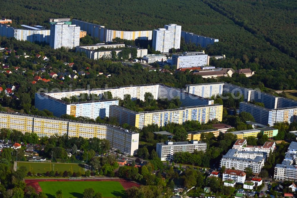Aerial photograph Berlin - Skyscrapers in the residential area of industrially manufactured settlement Pablo-Neruda-Strasse - Salvador-Allende-Strasse in the district Koepenick in Berlin, Germany