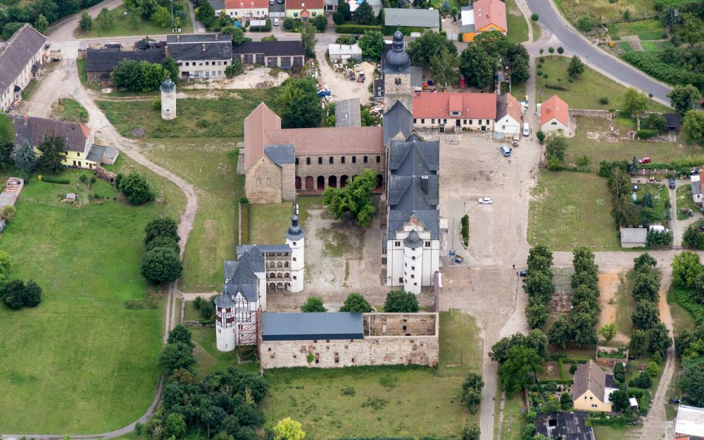Aerial photograph Leitzkau - Palace on street Am Schloss in Leitzkau in the state Saxony-Anhalt, Germany