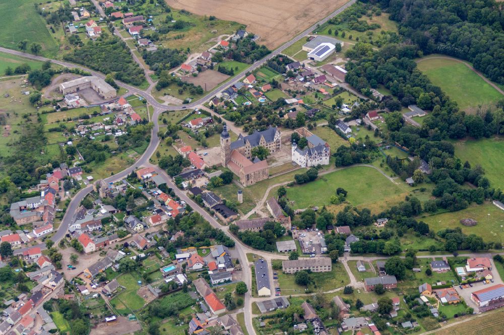Leitzkau from the bird's eye view: Palace on street Am Schloss in Leitzkau in the state Saxony-Anhalt, Germany