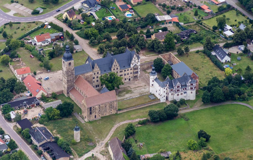 Aerial image Leitzkau - Palace on street Am Schloss in Leitzkau in the state Saxony-Anhalt, Germany