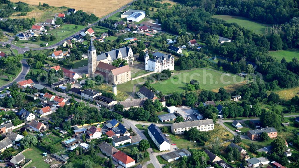 Leitzkau from the bird's eye view: Palace on street Am Schloss in Leitzkau in the state Saxony-Anhalt, Germany