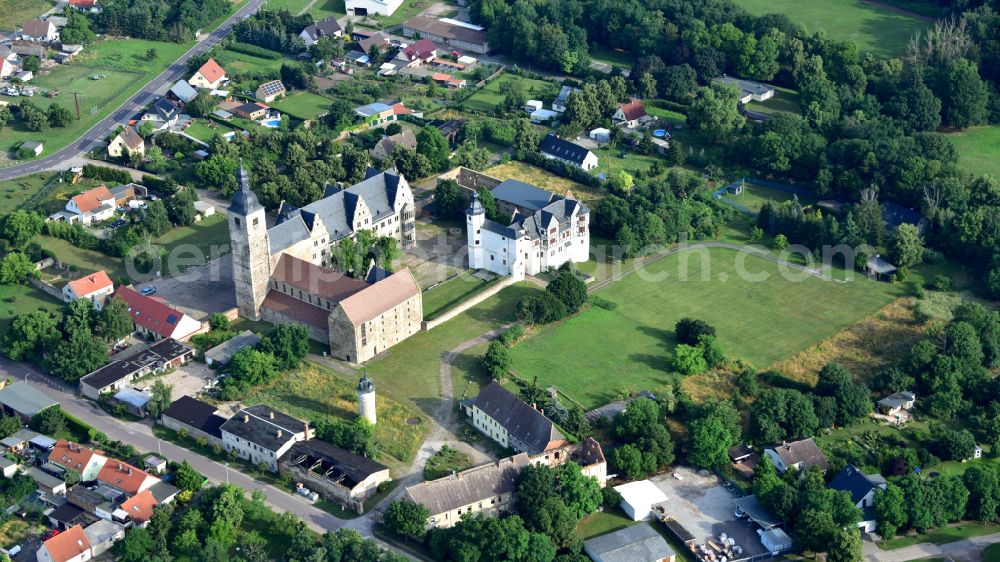 Leitzkau from above - Palace on street Am Schloss in Leitzkau in the state Saxony-Anhalt, Germany