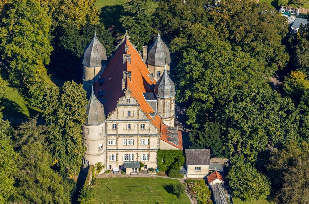 Barntrup from the bird's eye view: Palace Barntrup on Obere Strasse in Barntrup in the state North Rhine-Westphalia, Germany