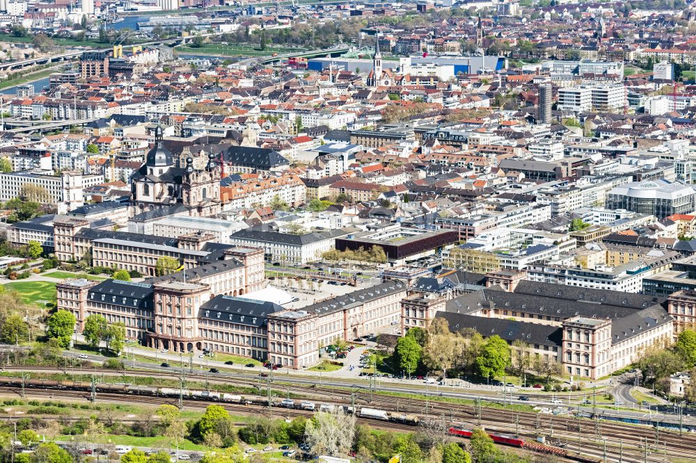 Mannheim from the bird's eye view: Palace - Barockschloss on place Carl-Theodor-Platz in Mannheim in the state Baden-Wuerttemberg, Germany