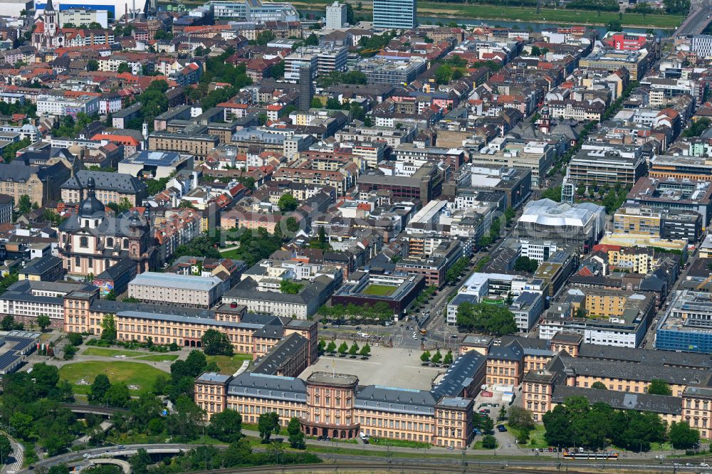 Mannheim from the bird's eye view: Palace - Barockschloss on place Carl-Theodor-Platz in the district Quadrate in Mannheim in the state Baden-Wuerttemberg, Germany