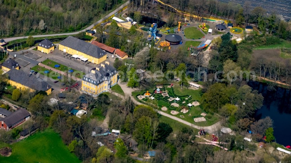 Bottrop from the bird's eye view: Palace Beck of Freizeitpark Schloss Beck in Bottrop in the state North Rhine-Westphalia, Germany
