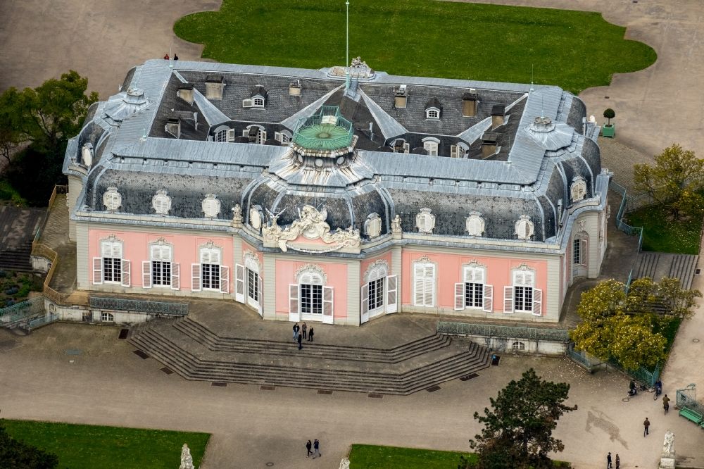Düsseldorf from the bird's eye view: Palace of Schloss Benrath in Duesseldorf in the state North Rhine-Westphalia