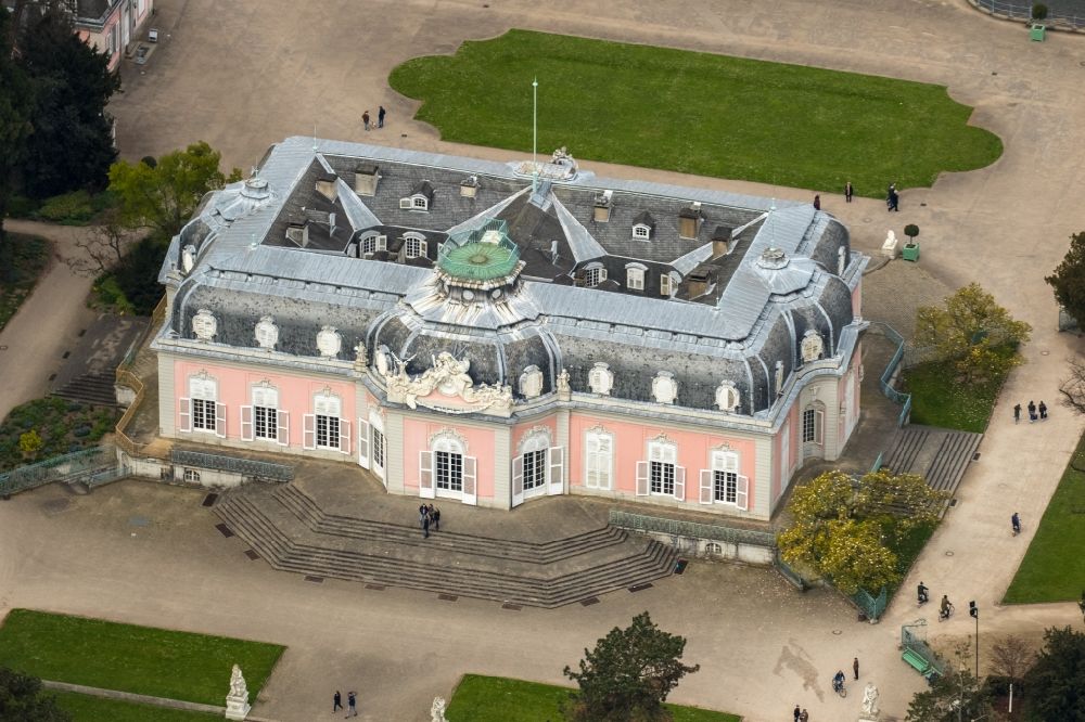 Aerial photograph Düsseldorf - Palace of Schloss Benrath in Duesseldorf in the state North Rhine-Westphalia