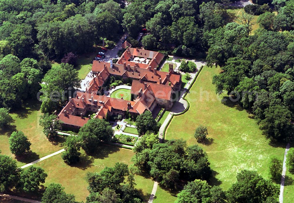 Aerial photograph Potsdam - Palace Cecilienhof on street Im Neuen Garten in Potsdam in the state Brandenburg, Germany
