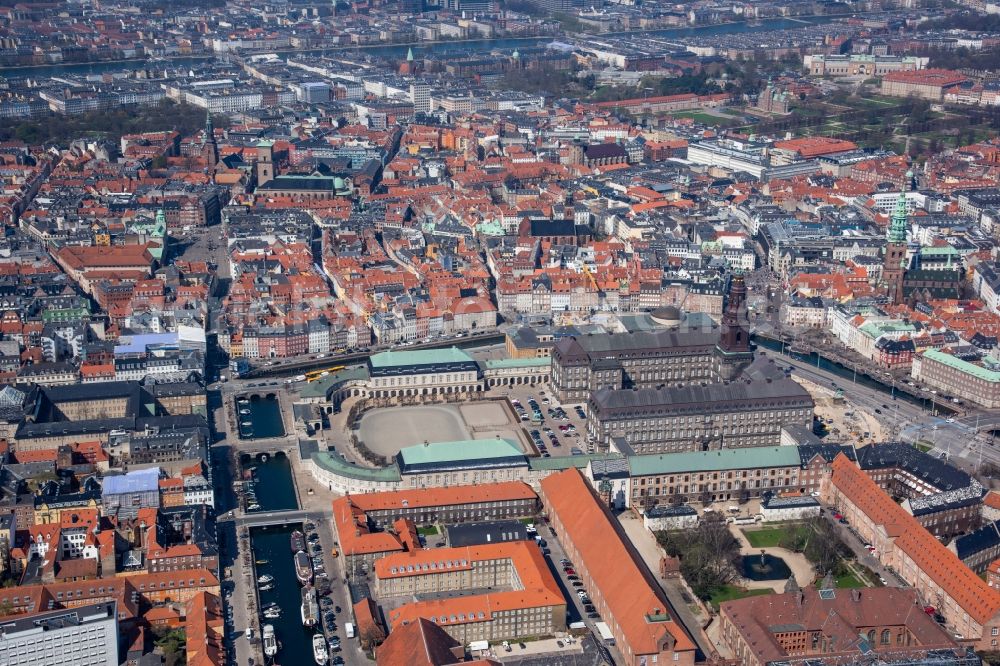 Kopenhagen from the bird's eye view: Palace CHRISTIANBORG on Christiansborg Ridebane in Copenhagen in Region Hovedstaden, Denmark