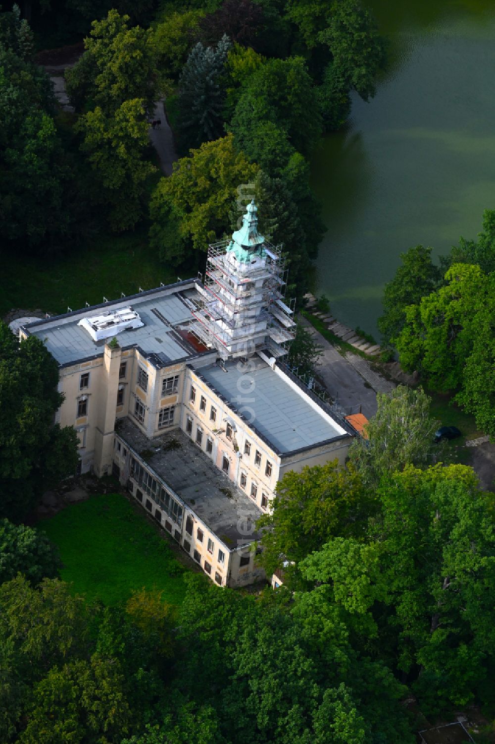 Aerial photograph Schönwalde - palace Dammsmuehle on lake Muehlenteich in Schoenwalde in the state Brandenburg, Germany