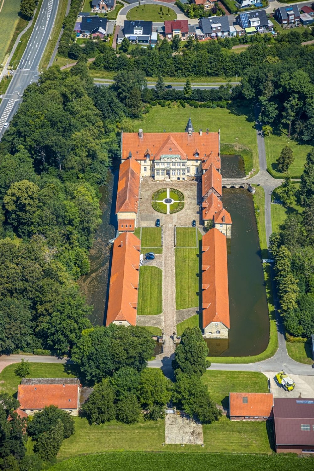 Havixbeck from the bird's eye view: Palace on Josef-Heydt-Strasse in the district Lasbeck in Havixbeck in the state North Rhine-Westphalia, Germany