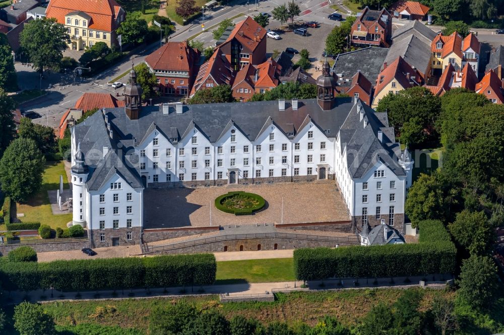 Plön from the bird's eye view: Palace Schloss Ploen on Schlossberg in Ploen in the state Schleswig-Holstein, Germany