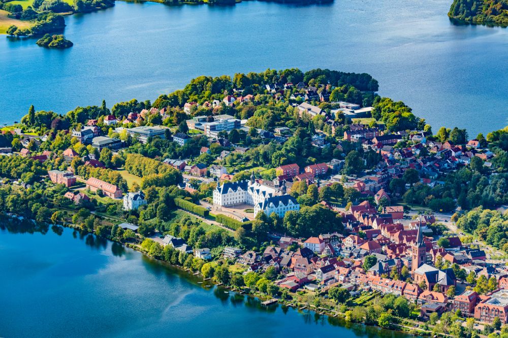 Aerial image Plön - Palace Schloss Ploen on Schlossberg in Ploen in the state Schleswig-Holstein, Germany