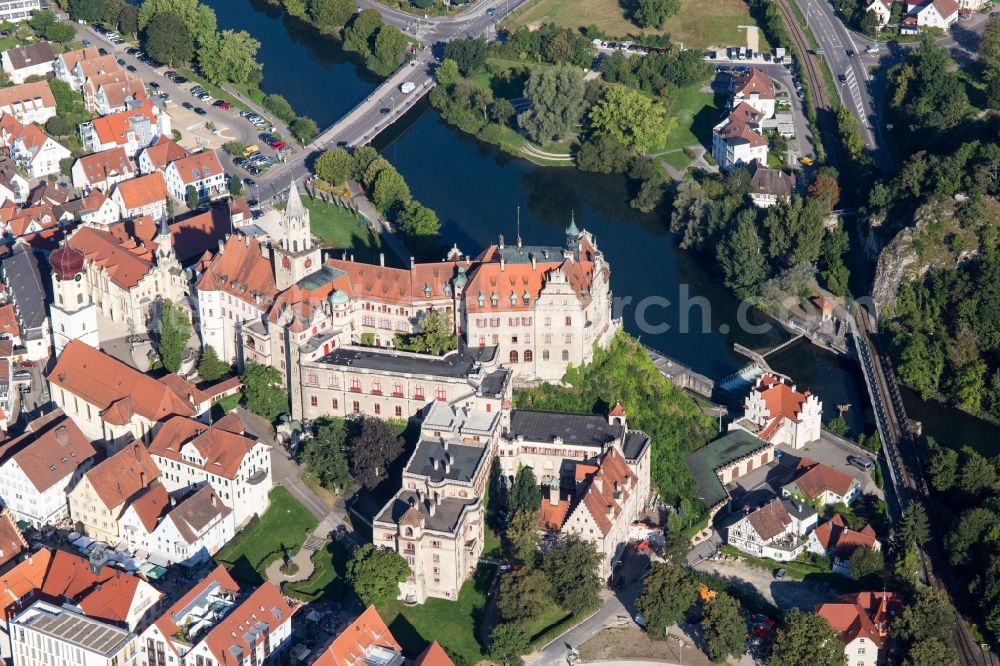 Aerial photograph Sigmaringen - Palace Schloss Sigmaringen at the river Danube in Sigmaringen in the state Baden-Wuerttemberg