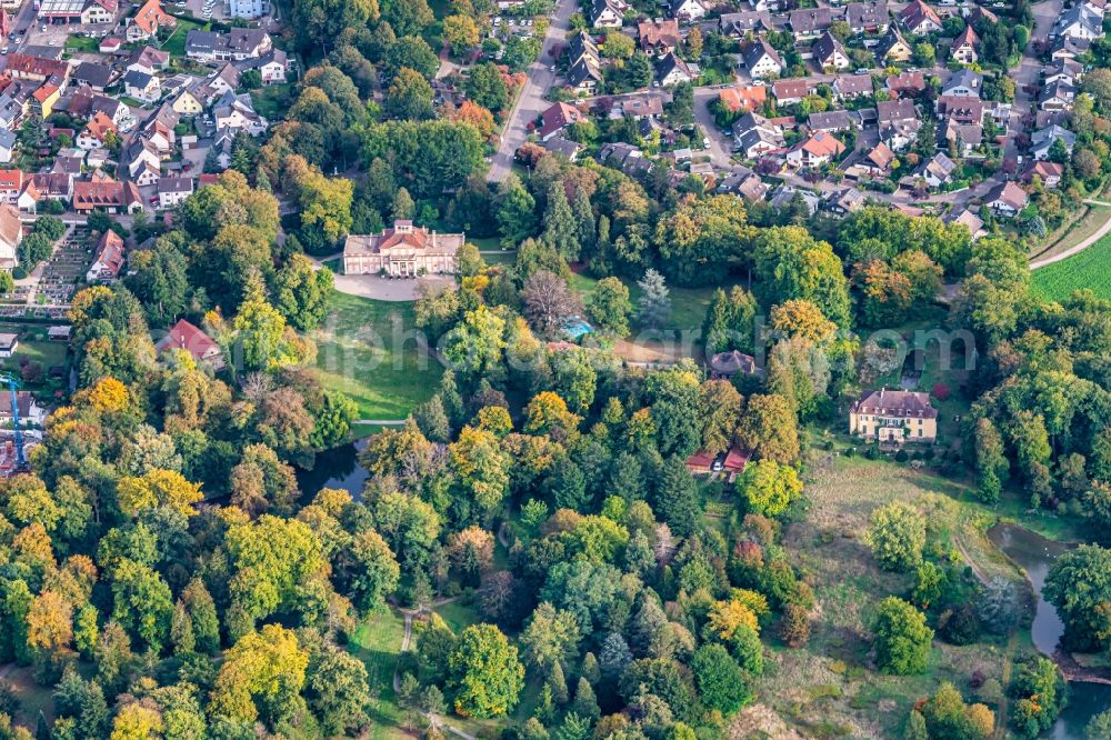 Umkirch from the bird's eye view: Palace Umkirch andQueen-Auguste-Victoria-Park in Umkirch in the state Baden-Wuerttemberg, Germany