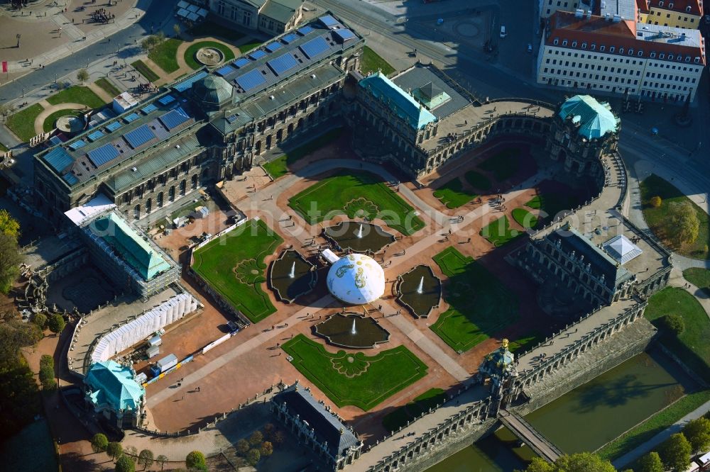 Dresden from the bird's eye view: Palace Zwinger with of Gemaeldegalerie Alte Meister and dem Kronentor in the old town of Dresden in the state Saxony, Germany