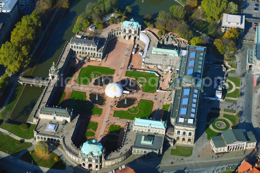 Dresden from the bird's eye view: Palace Zwinger with of Gemaeldegalerie Alte Meister and dem Kronentor in the old town of Dresden in the state Saxony, Germany