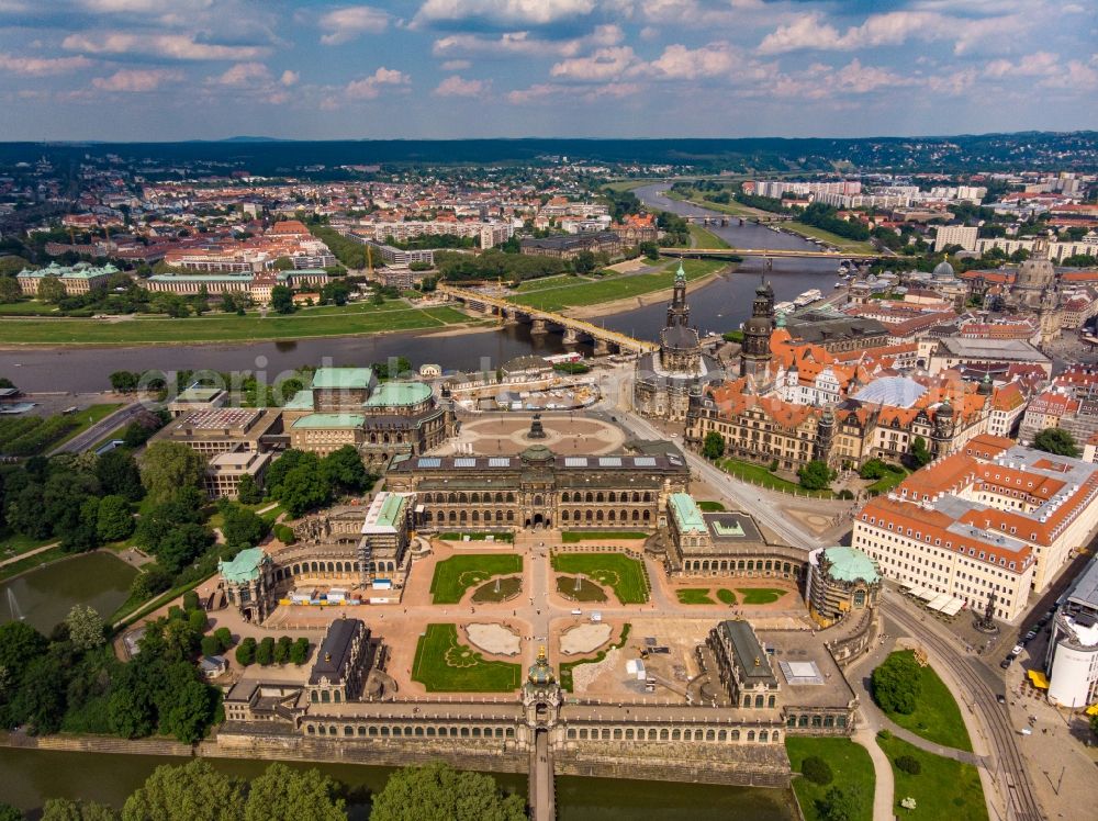 Aerial photograph Dresden - Palace Zwinger with Gemaeldegalerie Alte Meister and the Kronentor in the old town of Dresden in the state Saxony, Germany