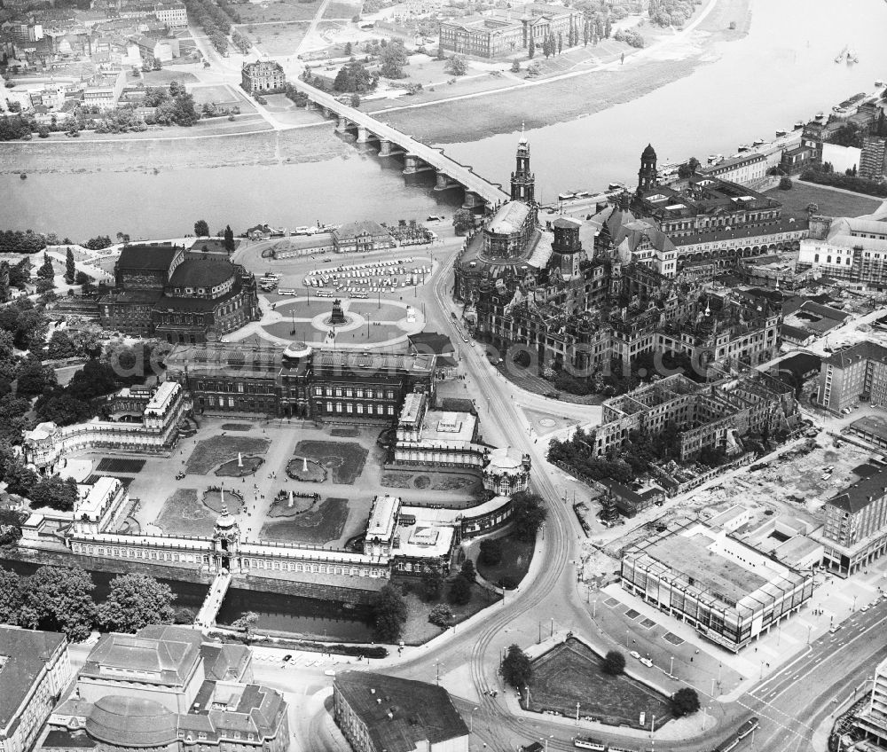 Aerial photograph Dresden - Palace Zwinger with of Gemaeldegalerie Alte Meister and dem Kronentor in the district Altstadt in Dresden in the state Saxony, Germany
