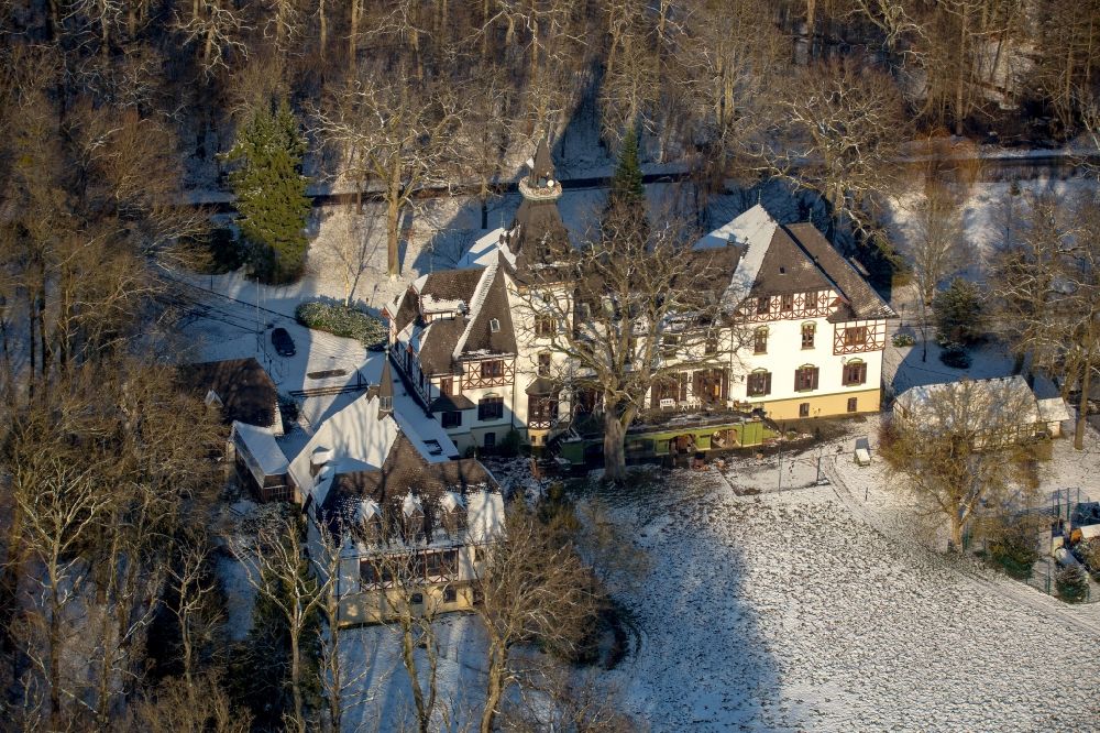 Aerial image Möhnesee - Winterly snowy palace Jagdschloss Sankt Meinolf at the road Wilhelmsruh and the nearby forestland in Moehnesee in the state North Rhine-Westphalia