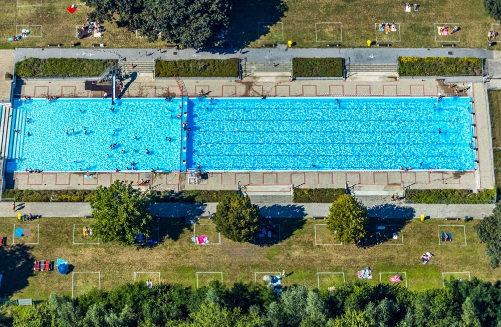 Bottrop from the bird's eye view: Bathers on the lawn by the pool of the swimming pool Stenkhoff-Bad in Bottrop in the state North Rhine-Westphalia, Germany