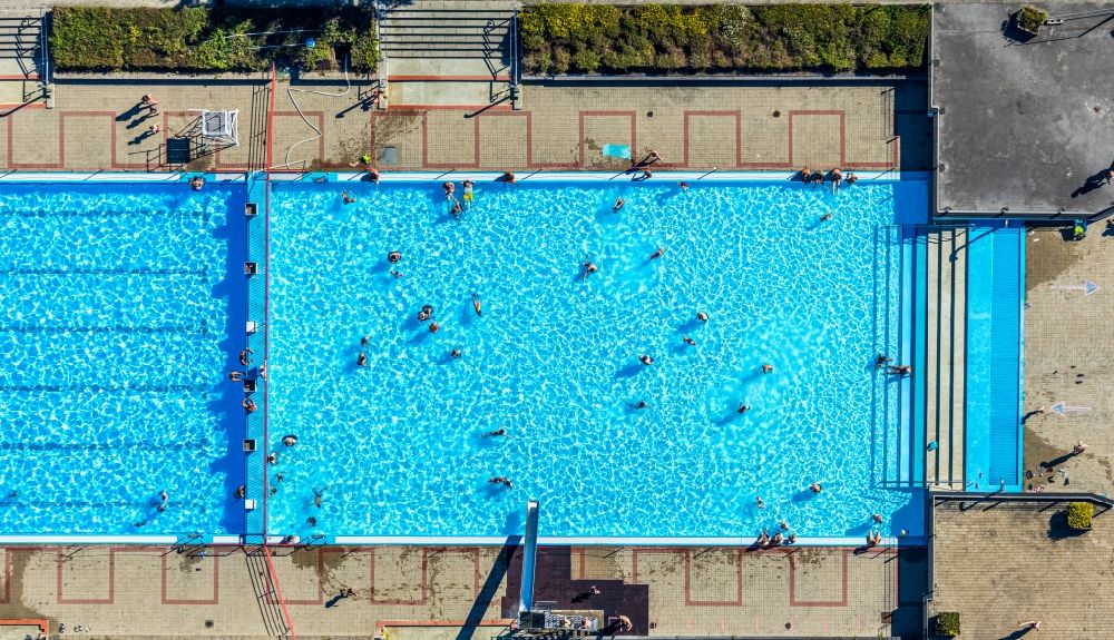 Aerial image Bottrop - Bathers on the lawn by the pool of the swimming pool Stenkhoff-Bad in Bottrop in the state North Rhine-Westphalia, Germany