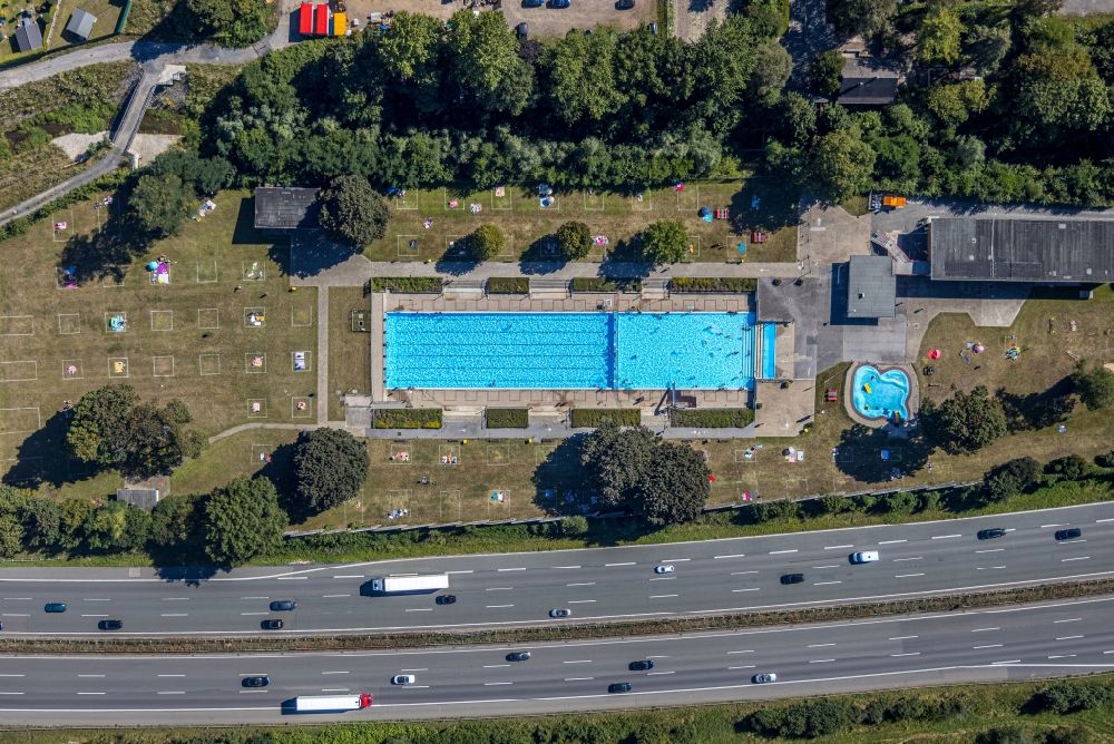 Aerial photograph Bottrop - Bathers on the lawn by the pool of the swimming pool Stenkhoff-Bad in Bottrop in the state North Rhine-Westphalia, Germany