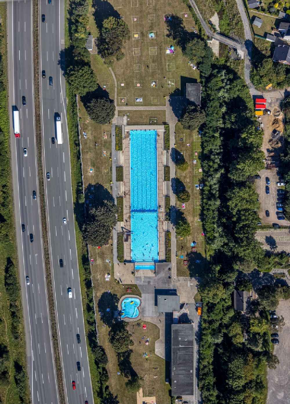 Bottrop from above - Bathers on the lawn by the pool of the swimming pool Stenkhoff-Bad in Bottrop in the state North Rhine-Westphalia, Germany