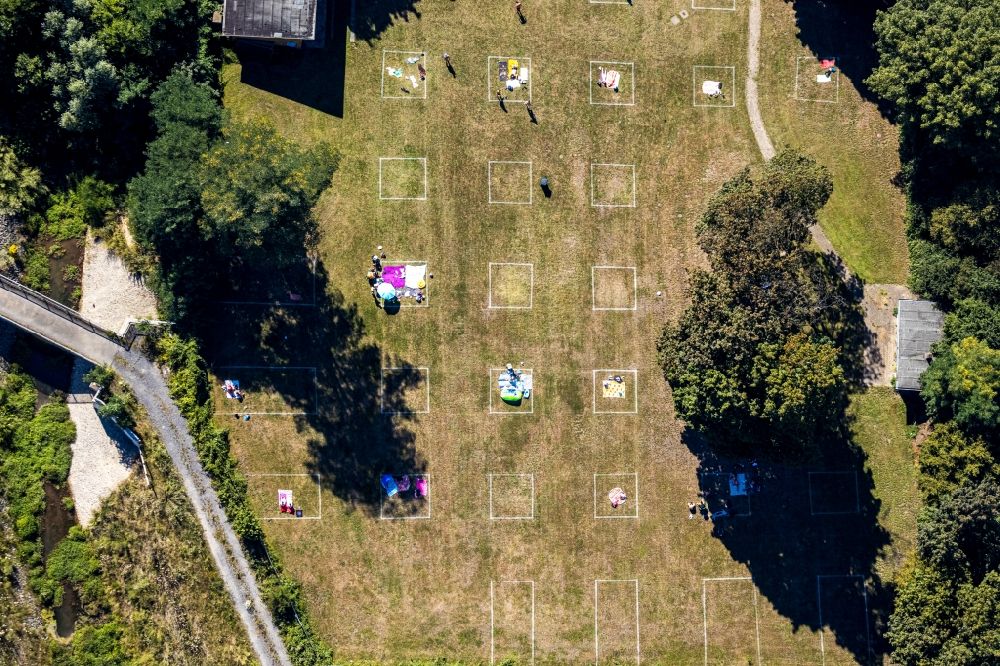 Aerial image Bottrop - Bathers on the lawn by the pool of the swimming pool Stenkhoff-Bad in Bottrop in the state North Rhine-Westphalia, Germany
