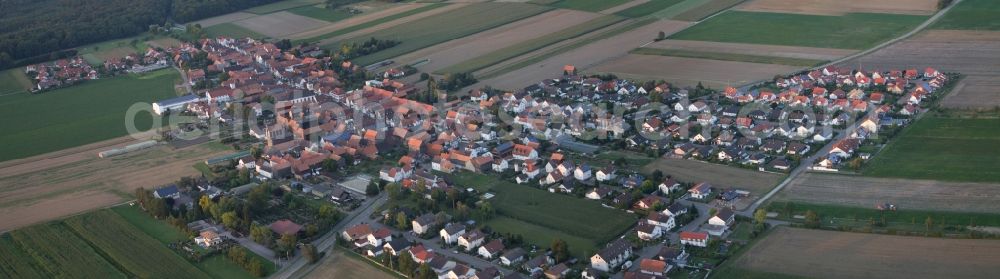Aerial photograph Herxheim bei Landau (Pfalz) - Panoramic perspective Village - view on the edge of agricultural fields and farmland in the district Hayna in Herxheim bei Landau (Pfalz) in the state Rhineland-Palatinate, Germany