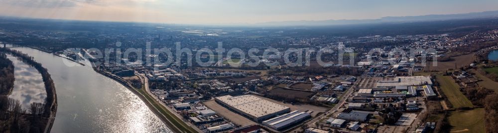 Aerial photograph Speyer - Panoramic perspective of town on the banks of the river of the Rhine river in Speyer in the state Rhineland-Palatinate, Germany