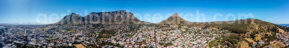 Kapstadt from the bird's eye view: Circumferential, horizontally adjustable 360 degree perspective city view of the inner city area in the valley surrounded by mountains Devils Peak, Table Mountain, Lion's Head and Signal Hill in Cape Town in Western Cape, South Africa
